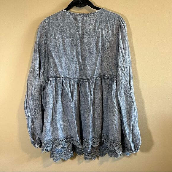✨ Altar’d State Women’s Blue Stone Wash Top Medium - Picture 7 of 8